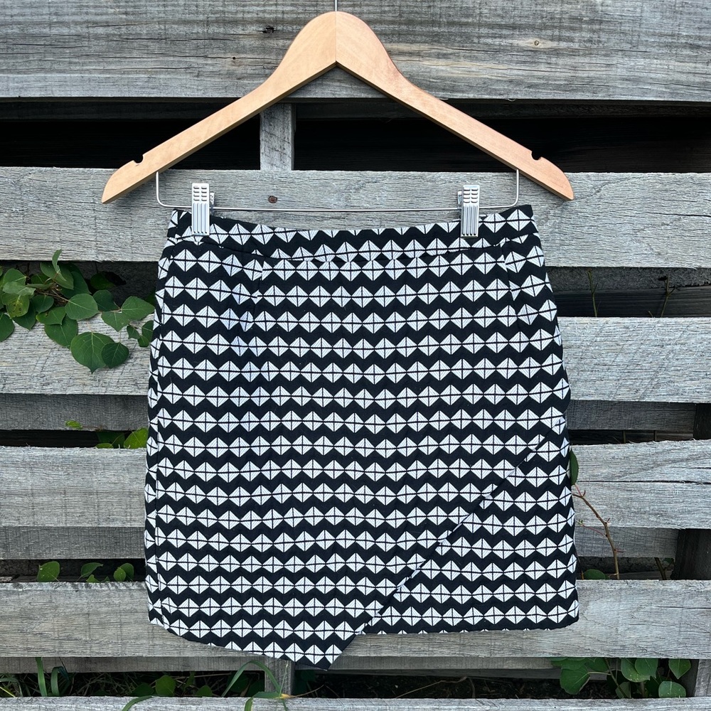 H&M Black and White Pattern Miniskirt like new